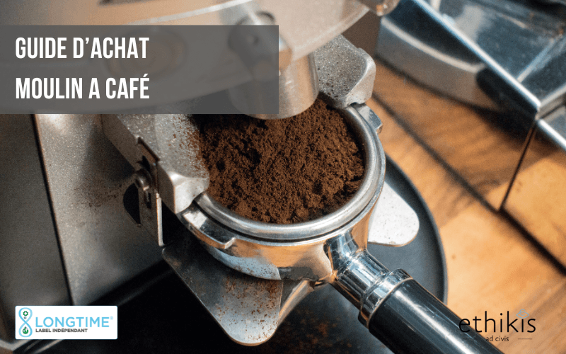 Autocuiseur fiable en inox posé sur un plan de travail de cuisine avec des légumes frais