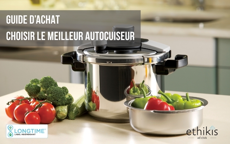 Autocuiseur fiable en inox posé sur un plan de travail de cuisine avec des légumes frais